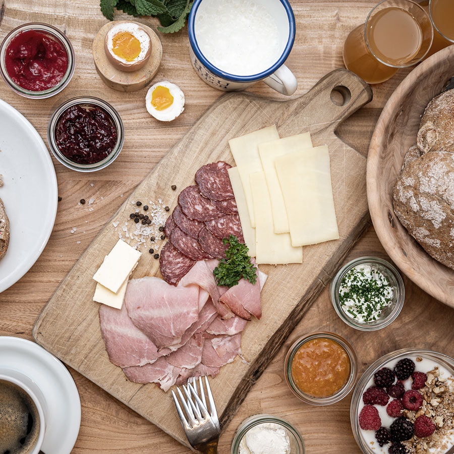 Das verführerische Bauernfrühstück im Korb, mit Bioprodukten